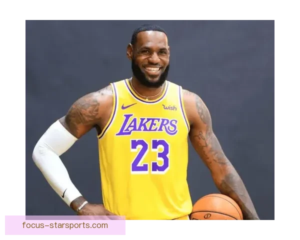 NBA焦点战报湖人逆转勇士詹姆斯末节爆发全场高光表现引热议